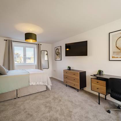 Room 4, double bed and desk