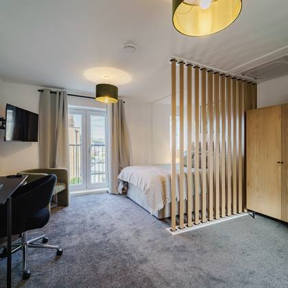 Room 5, desk and Juliet balcony
