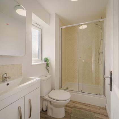 Room 6 en suite with shower